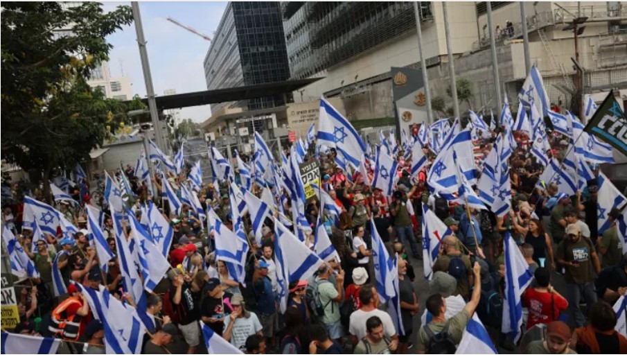 متظاهرون يغلقون مبنى وزارة الدفاع في تل أبيب